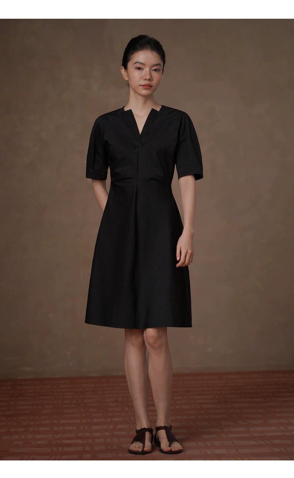 極簡廓形收腰剪裁寬鬆羊腿袖通勤短款顯瘦小個子洋裝,極簡廓形收腰剪裁寬鬆羊腿袖通勤短款顯瘦小個子洋裝,HBFS7012,極簡廓形收腰剪裁寬鬆羊腿袖通勤短款顯瘦小個子洋裝,微光質感,V領優雅