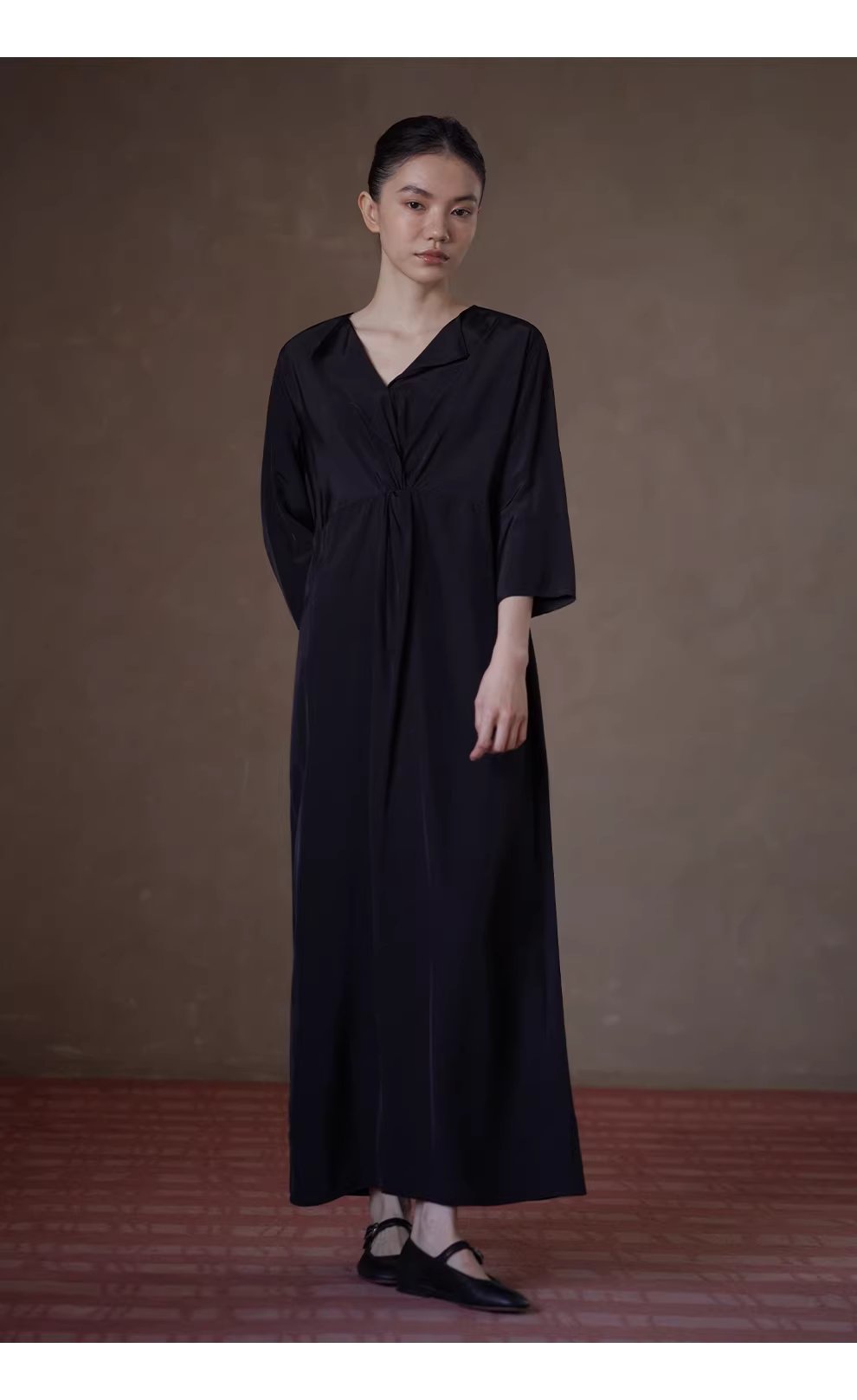 垂軟靈動藝術氛圍顯瘦遮肉扭結收腰V領長通勤洋裝女,垂軟靈動藝術氛圍顯瘦遮肉扭結收腰V領長通勤洋裝女,HBFS7040,垂軟靈動藝術氛圍顯瘦遮肉扭結收腰V領長通勤洋裝女,啞光高級,腰部褶皺