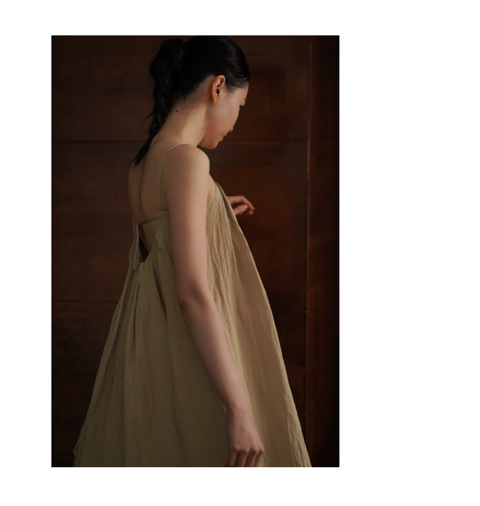 枯葉蝴蝶高訂壓皺工藝肌理感寬鬆A字顯瘦飄逸吊帶洋裝,枯葉蝴蝶高訂壓皺工藝肌理感寬鬆A字顯瘦飄逸吊帶洋裝,HBFS7046,枯葉蝴蝶高訂壓皺工藝肌理感寬鬆A字顯瘦飄逸吊帶洋裝,壓皺紋理,調節肩帶