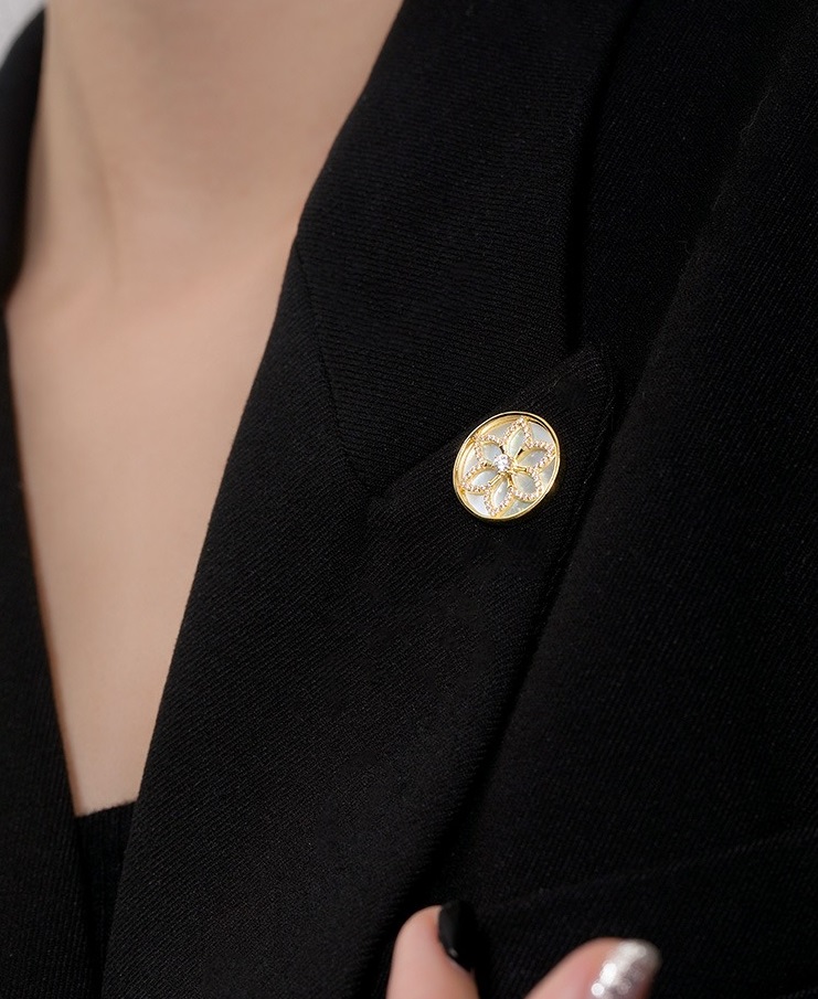 貝殼鋯石簡約胸針女高級感鍍k金輕奢小眾秋冬大衣西裝別針配件