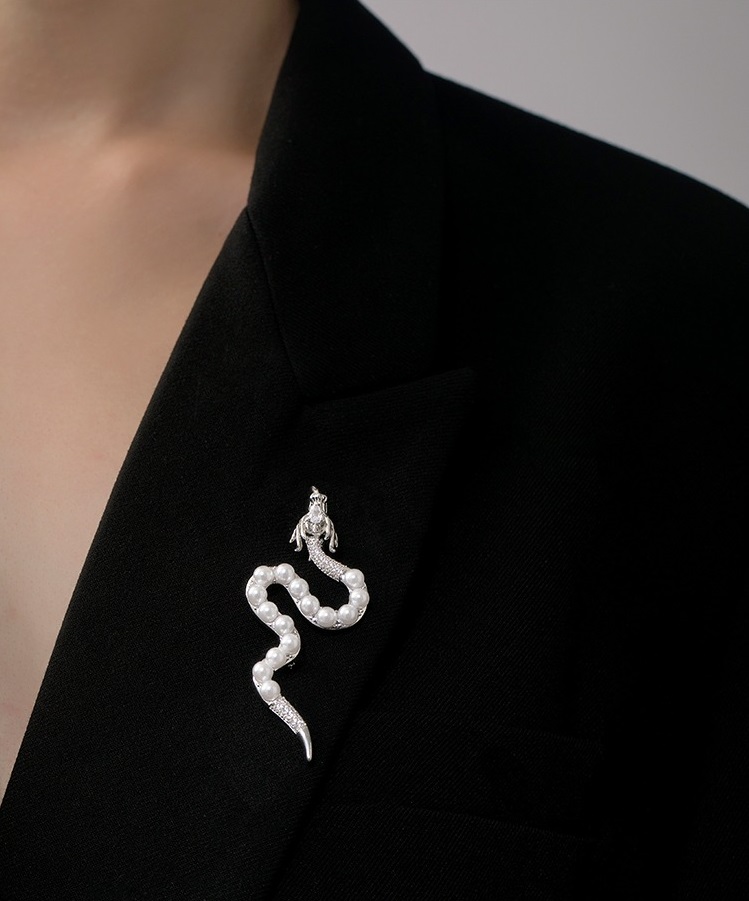 生肖龍形珍珠胸針女高級大衣領扣西裝別針小眾設計秋冬配件
