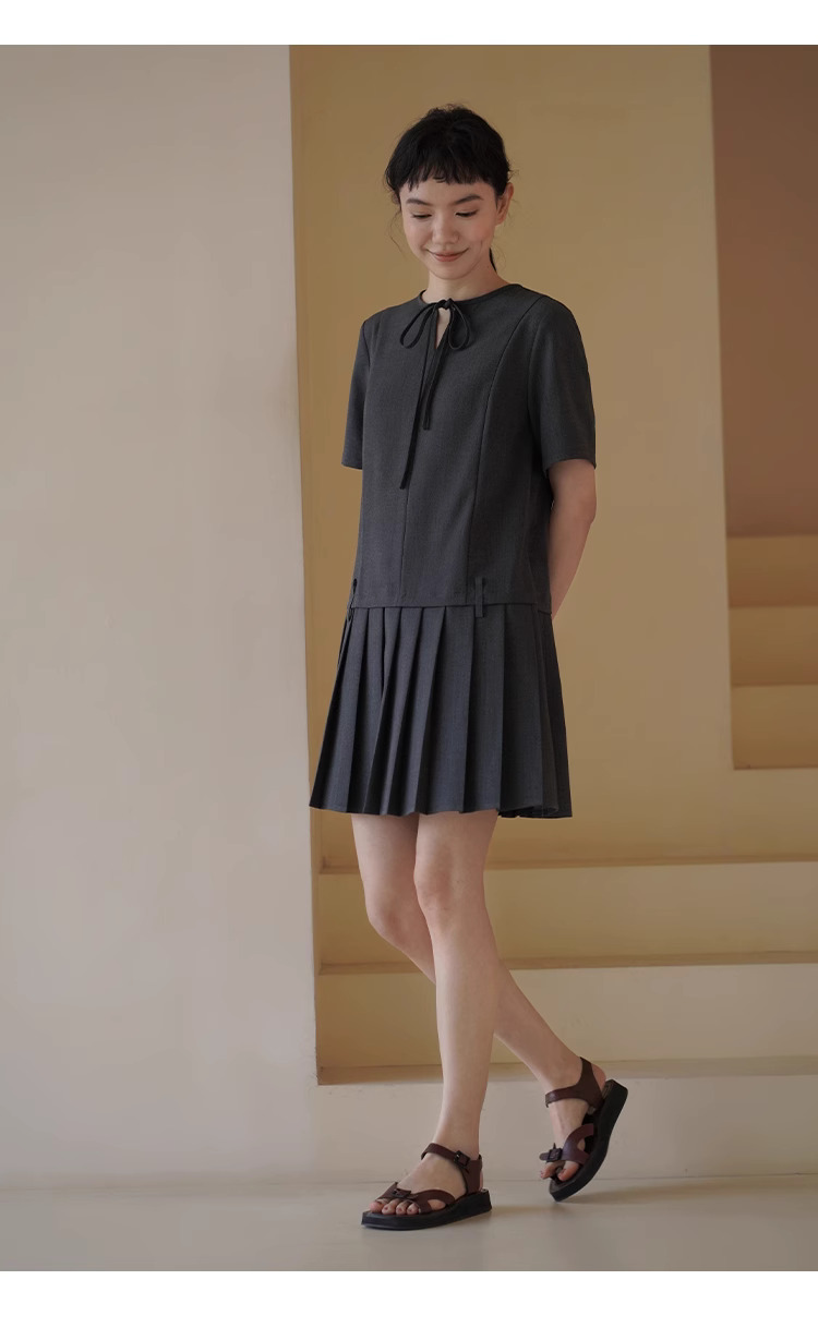 時髦優等生洋裝低腰拼接百褶裙擺寬鬆繫帶領顯瘦裙子,時髦優等生洋裝低腰拼接百褶裙擺寬鬆繫帶領顯瘦裙子,HBES7043,時髦優等生洋裝低腰拼接百褶裙擺寬鬆繫帶領顯瘦裙子,領口繫繩,百褶拼接