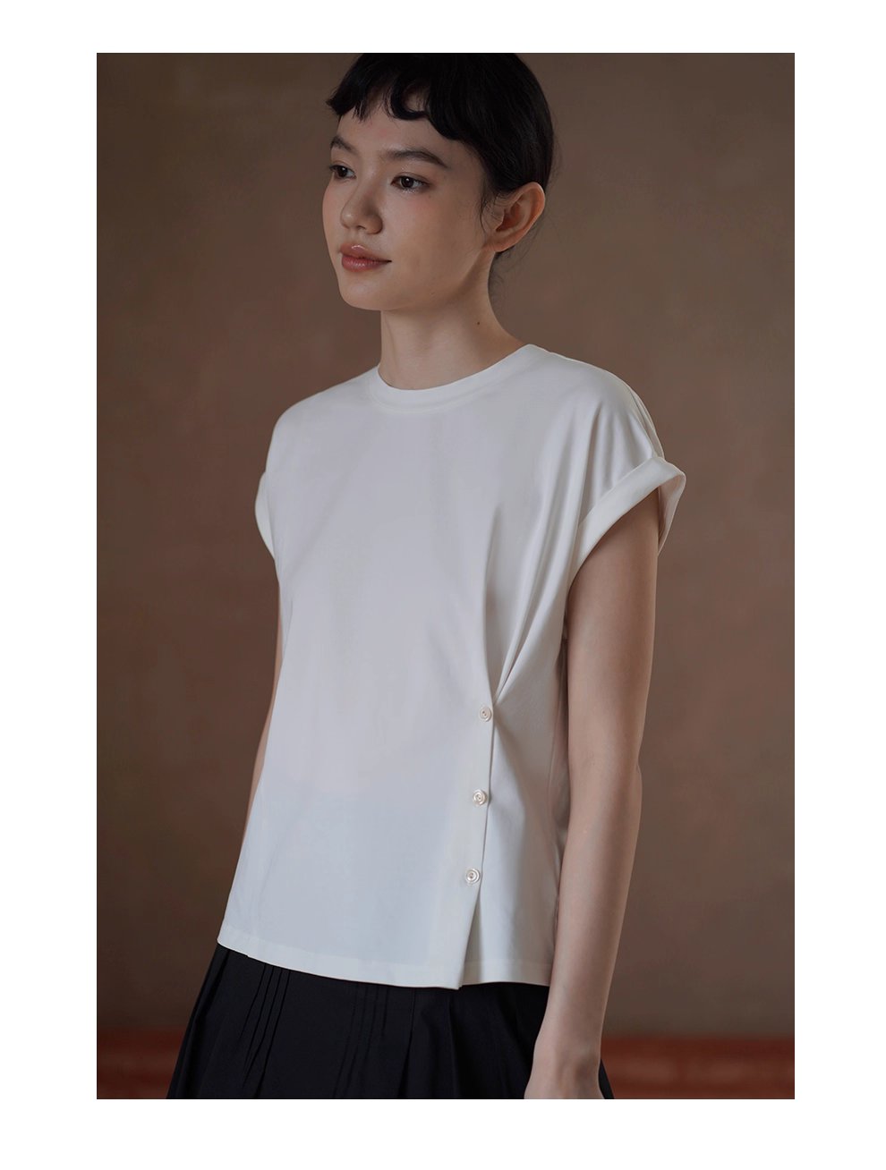 建構感白T恤側邊收腰羈扣設計修身圓領折邊短袖通勤上衣