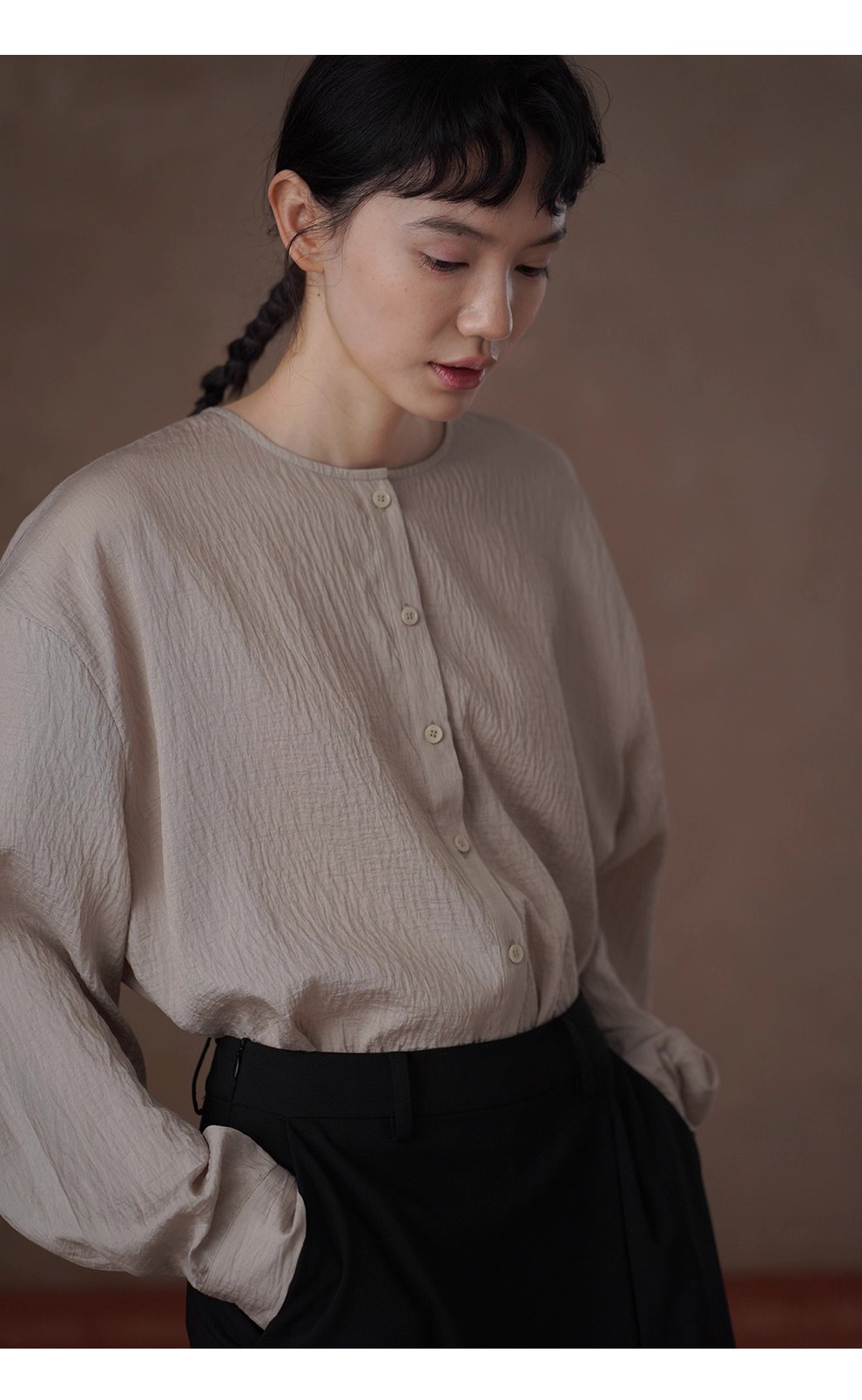 白櫻裊裊微亮光澤肌理感寬鬆顯瘦圓領通勤簡約長袖襯衫