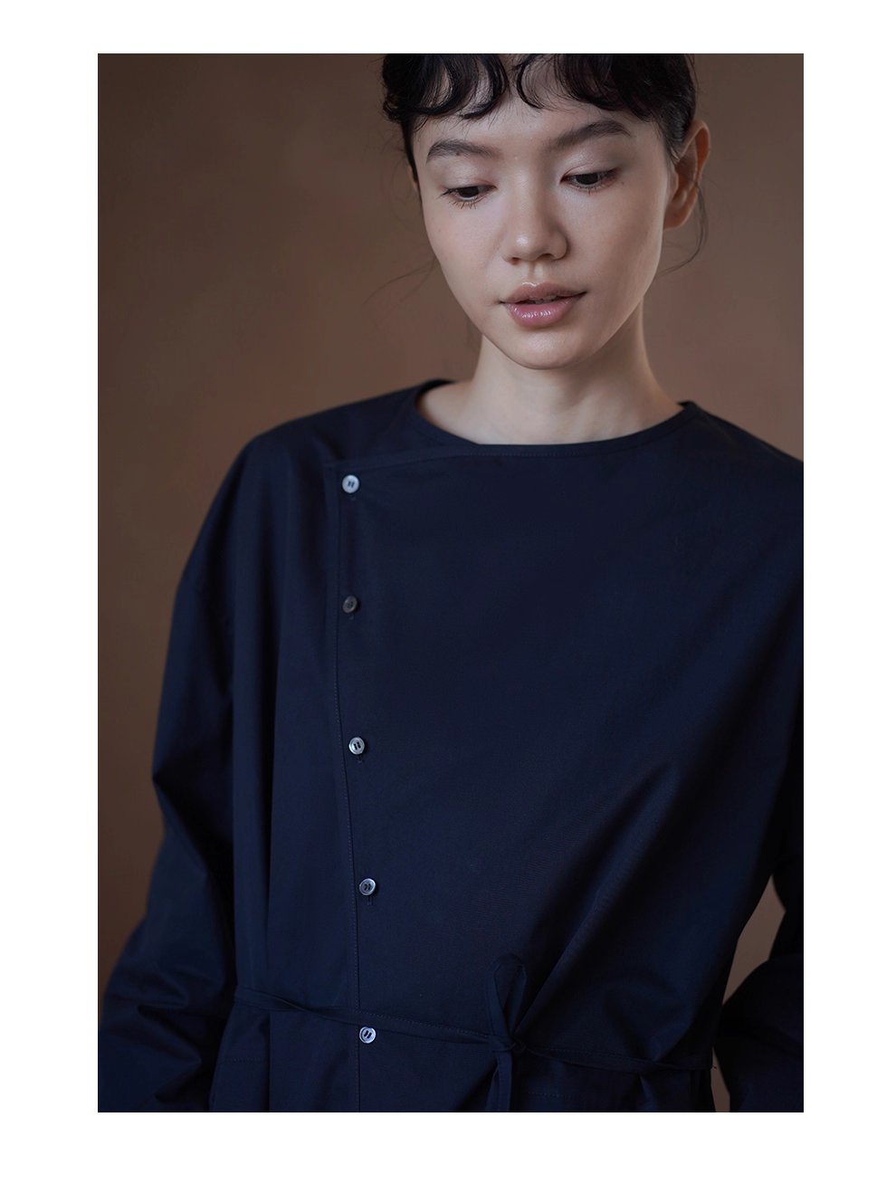 不對稱美學斜門襟洋裝挺括100%棉長遮肉顯瘦裙女