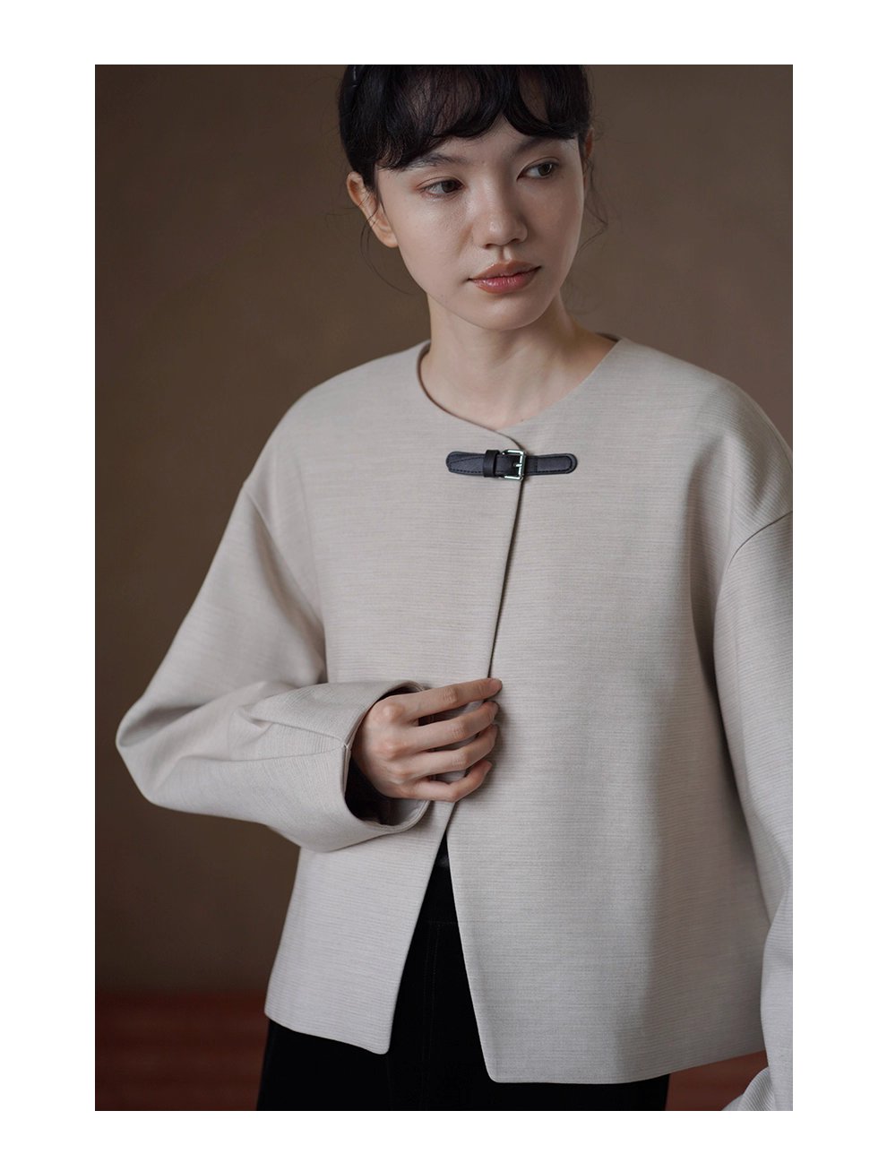 精巧皮袢系列羊毛精紡橫紋肌理感寬鬆圓領通勤西裝外套