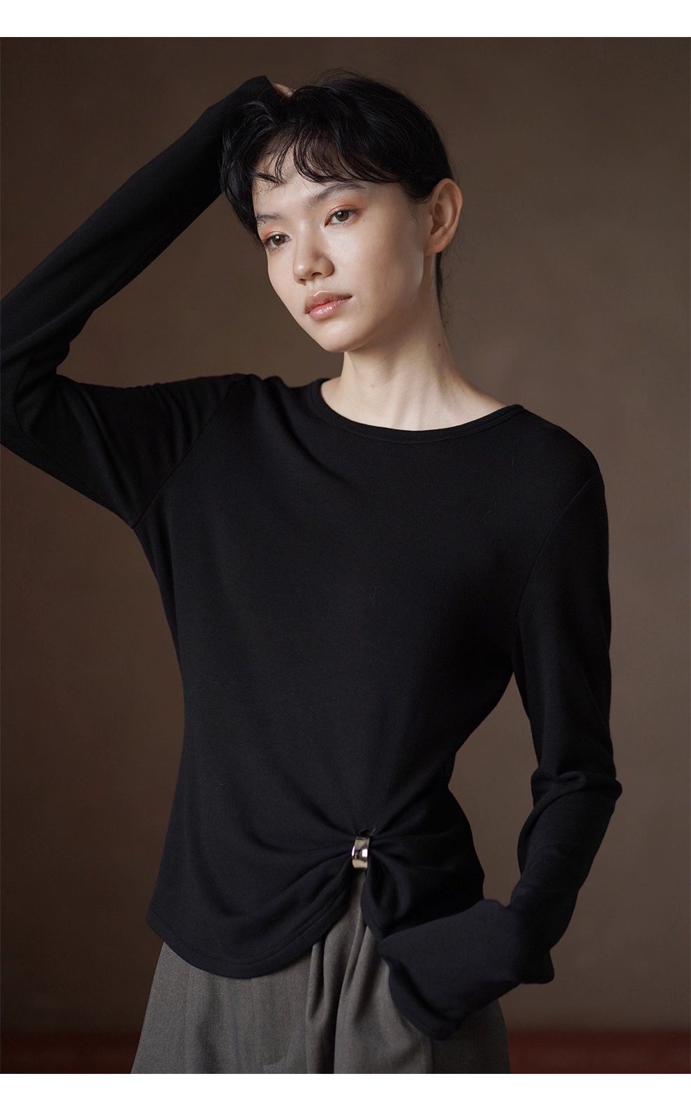 先鋒極簡感金屬扣蝴蝶結下擺圓領彈性基礎長袖內搭T恤女