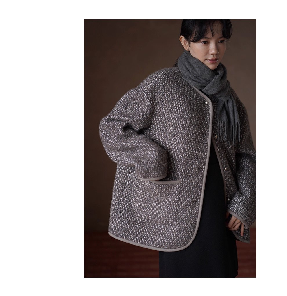 桑蠶絲綿羊毛混紡編織香香肌理寬鬆輪廓一手長夾棉大衣,桑蠶絲綿羊毛混紡編織香香肌理寬鬆輪廓一手長夾棉大衣,HBEW5095,桑蠶絲綿羊毛混紡編織香香肌理寬鬆輪廓一手長夾棉大衣,小香編織,羊毛混紡