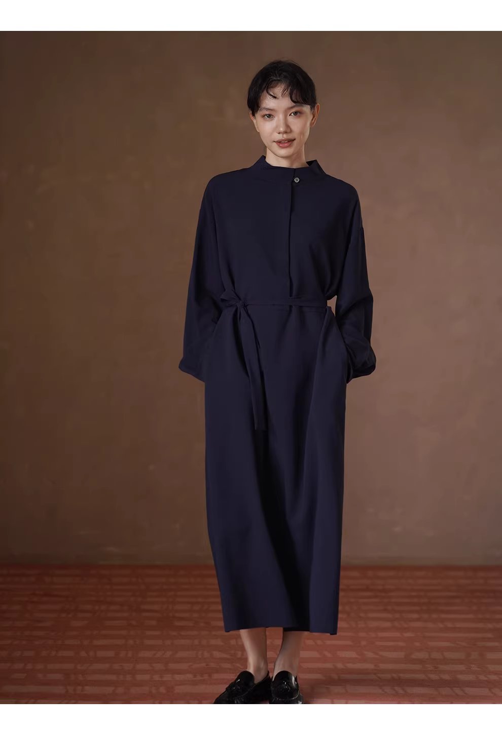 通勤氛圍垂順不易皺立領半開襟設計寬鬆直筒長洋裝,通勤氛圍垂順不易皺立領半開襟設計寬鬆直筒長洋裝,HBEW7058,通勤氛圍垂順不易皺立領半開襟設計寬鬆直筒長洋裝,立領單扣,腰間綁帶
