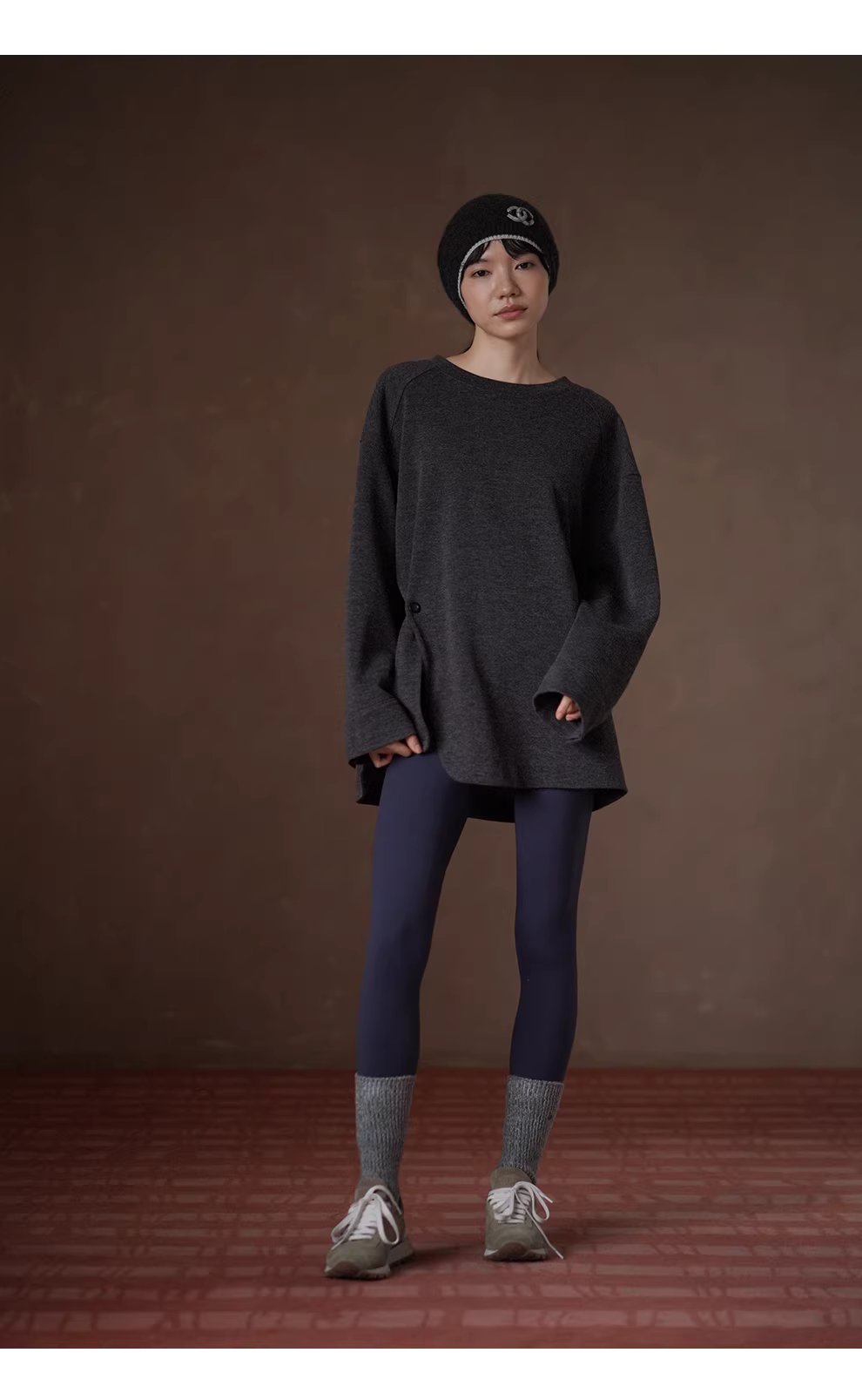 慵懶寬鬆毛感柔軟垂順薄呢圓領弧形下擺紐扣設計顯瘦T恤,慵懶寬鬆毛感柔軟垂順薄呢圓領弧形下擺紐扣設計顯瘦T恤,HBEW1141,慵懶寬鬆毛感柔軟垂順薄呢圓領弧形下擺紐扣設計顯瘦T恤,簡單有型,毛呢面料