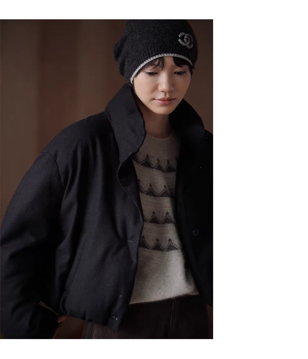 50羊毛混紡柔軟質感挺括立領防風保暖棉服短顯瘦外套,50羊毛混紡柔軟質感挺括立領防風保暖棉服短顯瘦外套,HBEW5120,50羊毛混紡柔軟質感挺括立領防風保暖棉服短顯瘦外套,俐落剪裁,羊毛混紡