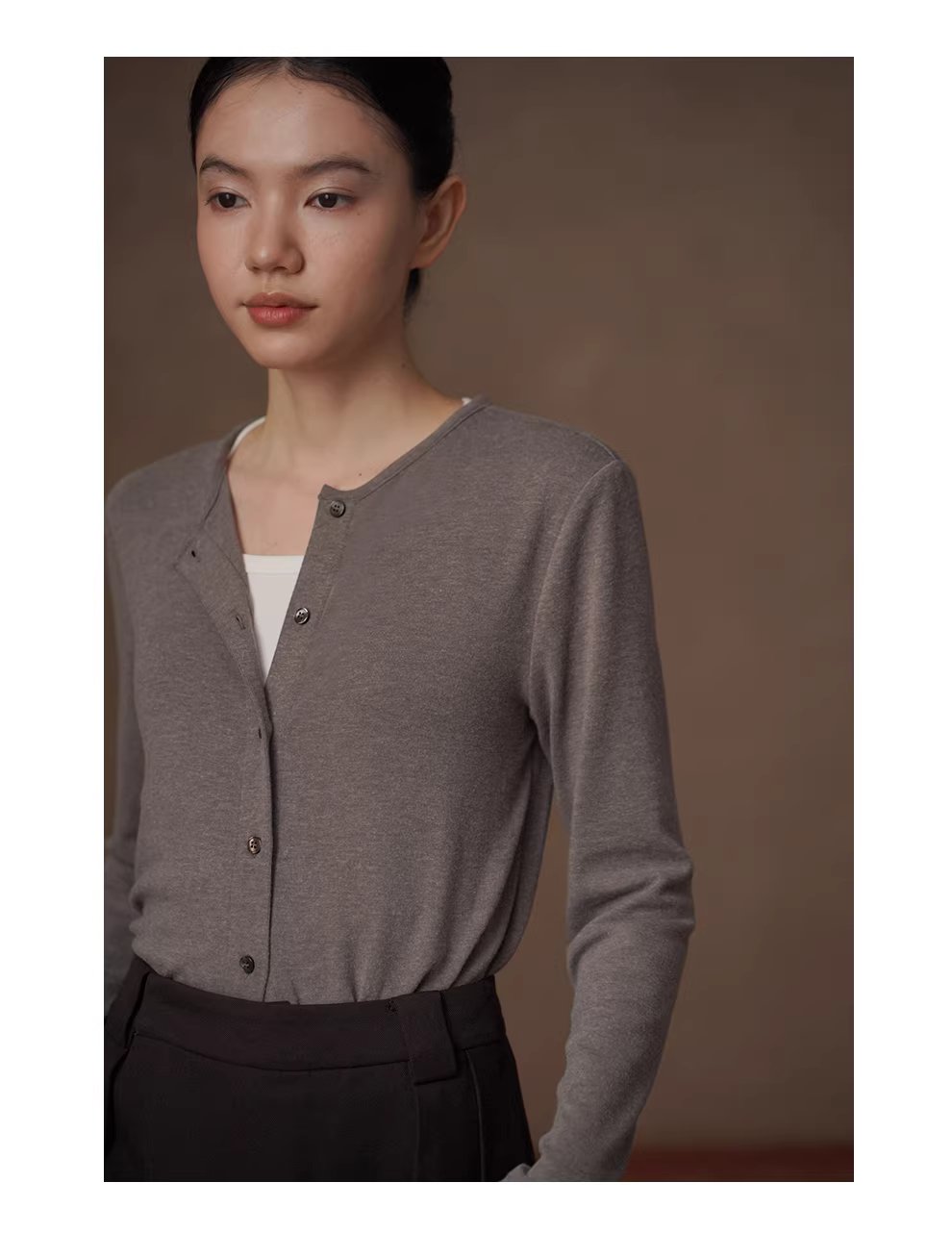 全能內搭合身彈性圓領開門襟顯瘦修身通勤長袖親膚上衣,全能內搭合身彈性圓領開門襟顯瘦修身通勤長袖親膚上衣,HBFS1012,全能內搭合身彈性圓領開門襟顯瘦修身通勤長袖親膚上衣,圓領排扣,長度適中