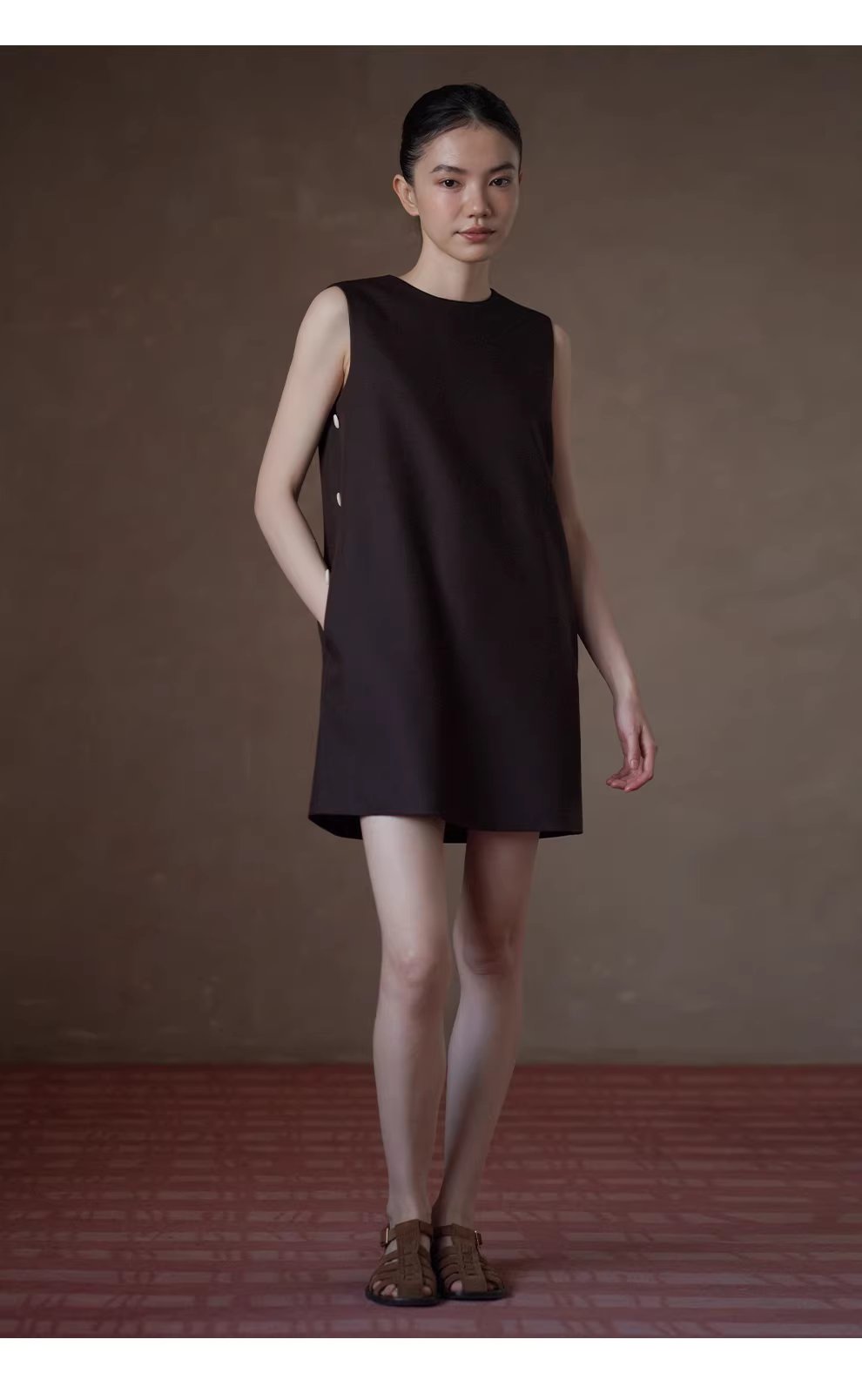 濃鬱撞色側縫琴扣設計短版疊穿圓領小個子背心洋裝,濃鬱撞色側縫琴扣設計短版疊穿圓領小個子背心洋裝,HBFS7010,濃鬱撞色側縫琴扣設計短版疊穿圓領小個子背心洋裝,舒適抗皺,適各身形