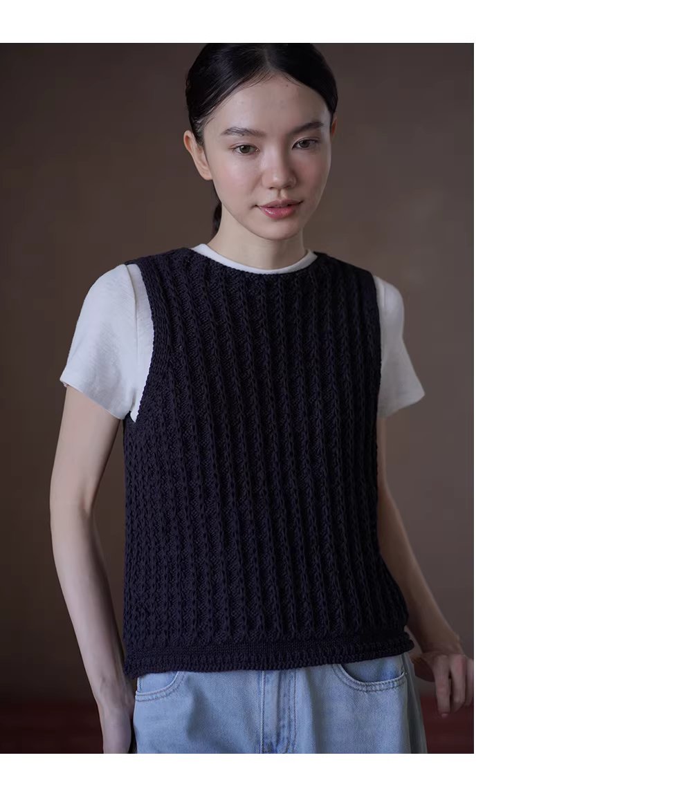 哥德肌理重工垂直絞花針織工藝半高領顯瘦無袖針織背心,哥德肌理重工垂直絞花針織工藝半高領顯瘦無袖針織背心,HBFS1045,哥德肌理重工垂直絞花針織工藝半高領顯瘦無袖針織背心,版型舒適,立體紋理