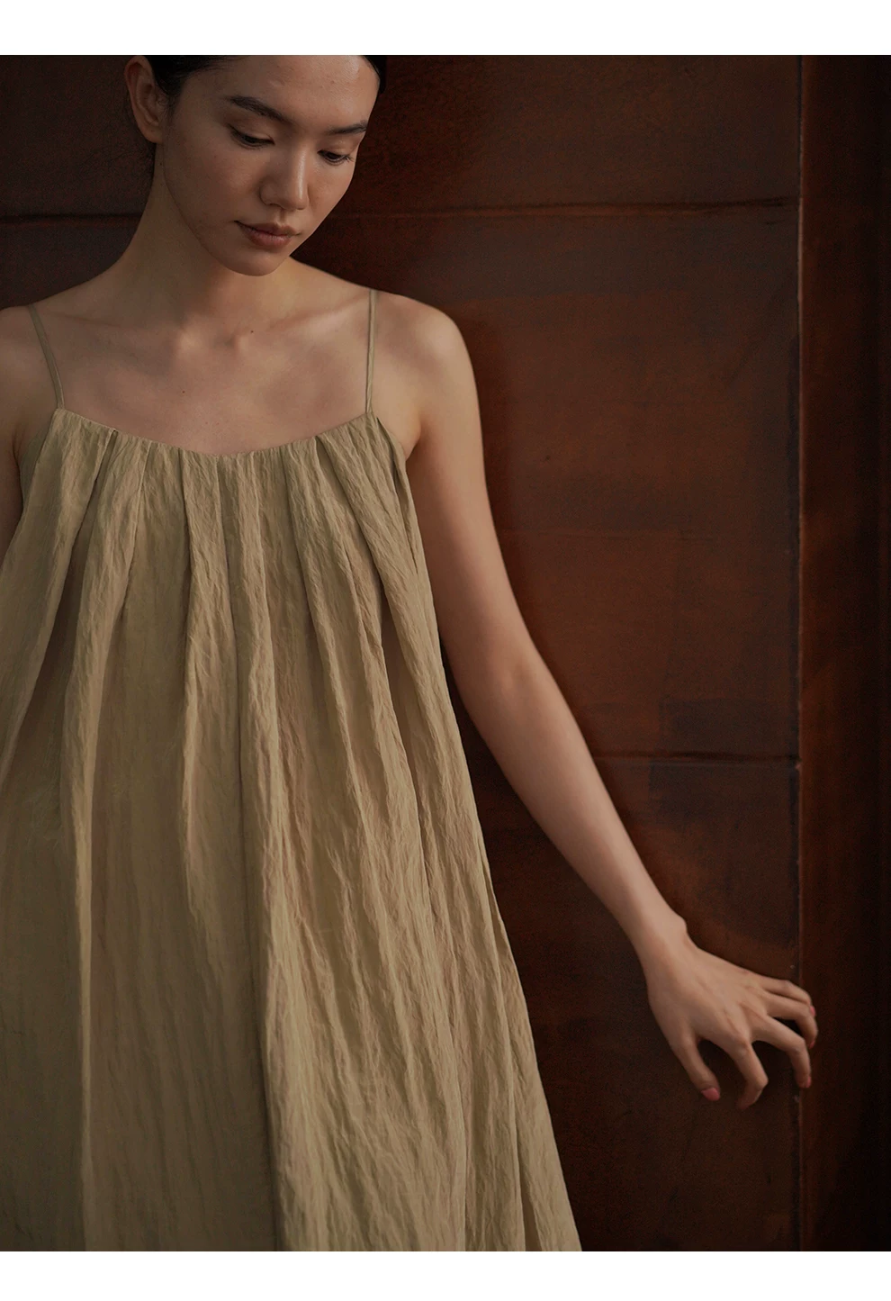 枯葉蝴蝶高訂壓皺工藝肌理感寬鬆A字顯瘦飄逸吊帶洋裝,枯葉蝴蝶高訂壓皺工藝肌理感寬鬆A字顯瘦飄逸吊帶洋裝,HBFS7046,枯葉蝴蝶高訂壓皺工藝肌理感寬鬆A字顯瘦飄逸吊帶洋裝,壓皺紋理,調節肩帶