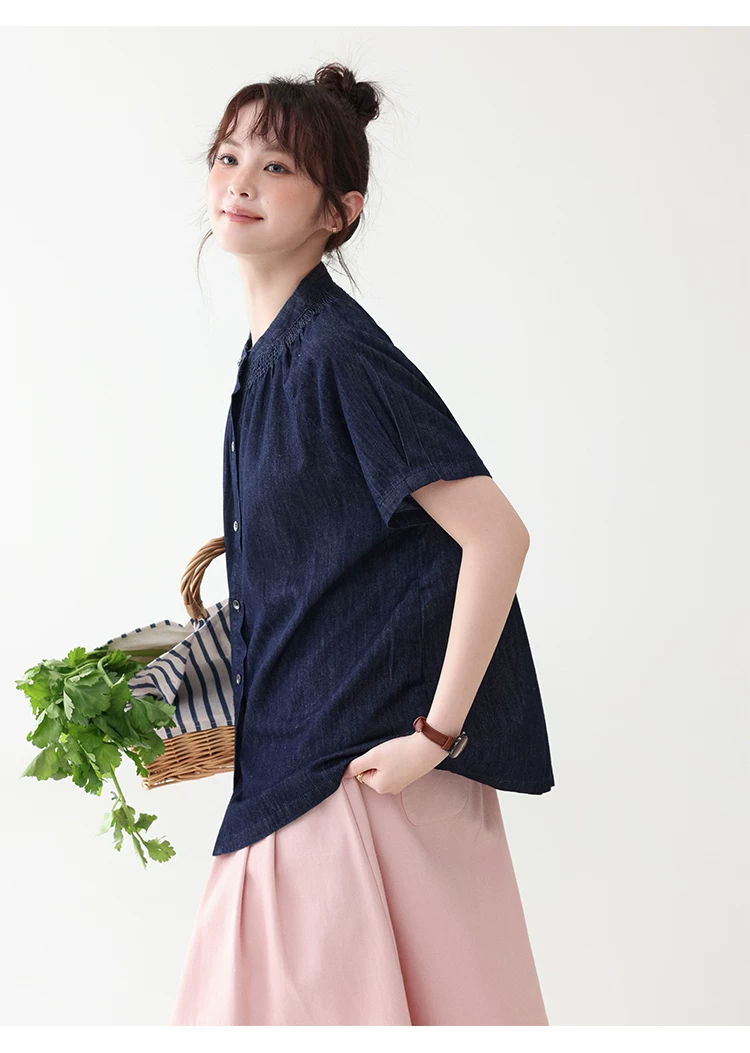 深藍色插肩袖單排扣牛仔襯衫女夏季新款寬鬆圓領上衣,深藍色插肩袖單排扣牛仔襯衫女夏季新款寬鬆圓領上衣,HBFS1104,深藍色插肩袖單排扣牛仔襯衫女夏季新款寬鬆圓領上衣,壓褶細節,俐落剪裁