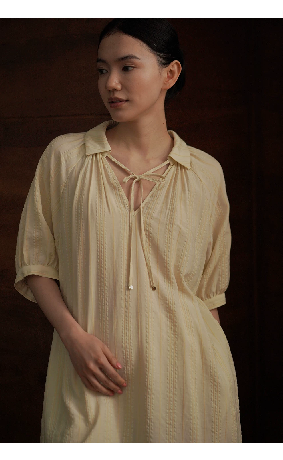 透氣親膚立體泡泡肌理細條紋寬鬆繫帶V領直筒顯瘦洋裝,透氣親膚立體泡泡肌理細條紋寬鬆繫帶V領直筒顯瘦洋裝,HBFS7050,透氣親膚立體泡泡肌理細條紋寬鬆繫帶V領直筒顯瘦洋裝,泡泡紋理,版型修飾