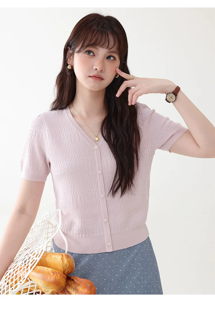 甜美純色v領單排扣針織衫女26夏季新款慵懶溫柔上衣,甜美純色v領單排扣針織衫女26夏季新款慵懶溫柔上衣,HBFS1113,甜美純色v領單排扣針織衫女26夏季新款慵懶溫柔上衣,V領排扣,薄款針織