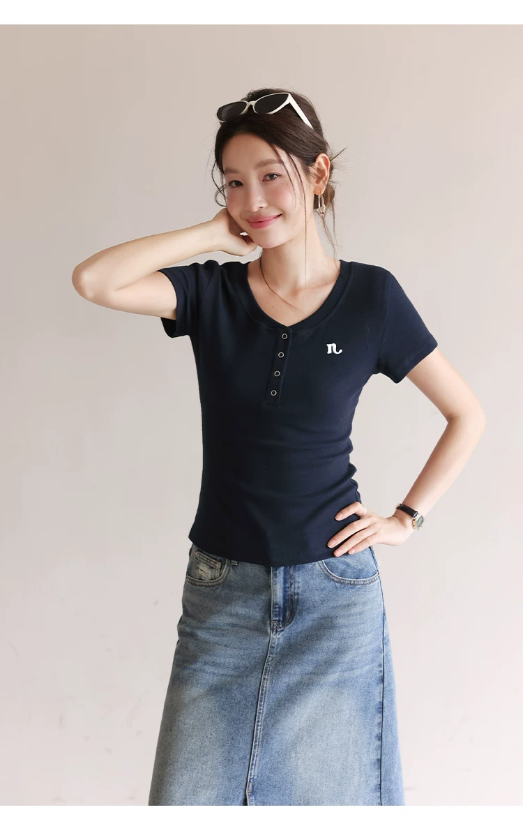 大尺碼亨利領短袖T恤女2026新款夏季穿搭胖mm顯瘦正肩上衣女,大尺碼亨利領短袖T恤女2026新款夏季穿搭胖mm顯瘦正肩上衣女,HBFS1180,大尺碼亨利領短袖T恤女2026新款夏季穿搭胖mm顯瘦正肩上衣女,半開排扣,字母刺繡