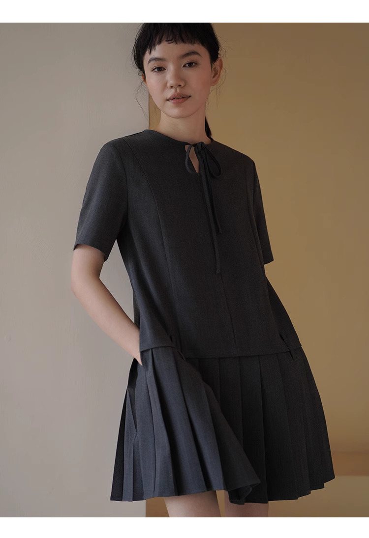 時髦優等生洋裝低腰拼接百褶裙擺寬鬆繫帶領顯瘦裙子,時髦優等生洋裝低腰拼接百褶裙擺寬鬆繫帶領顯瘦裙子,HBES7043,時髦優等生洋裝低腰拼接百褶裙擺寬鬆繫帶領顯瘦裙子,領口繫繩,百褶拼接