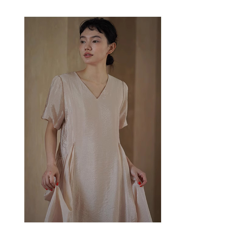 隨行柔光板細膩溫柔光澤感洋裝顯瘦V領寬鬆遮肉裙女