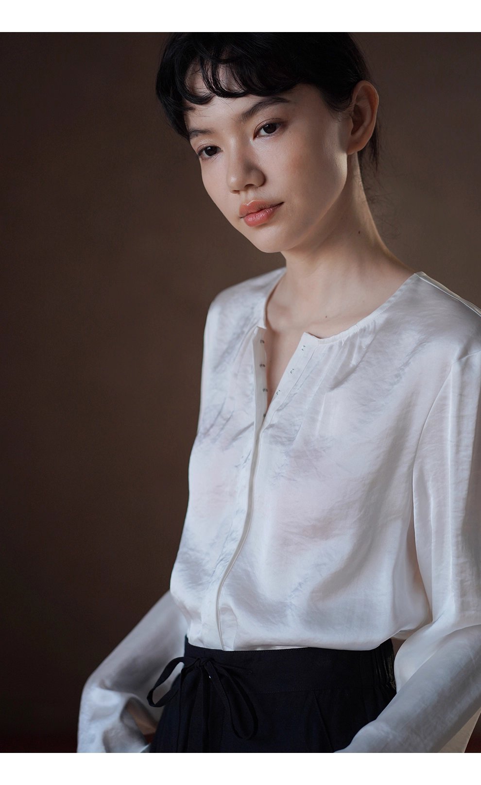 貴氣緞面質感光澤圓領褶皺寬鬆顯瘦通勤襯衫長袖上衣女