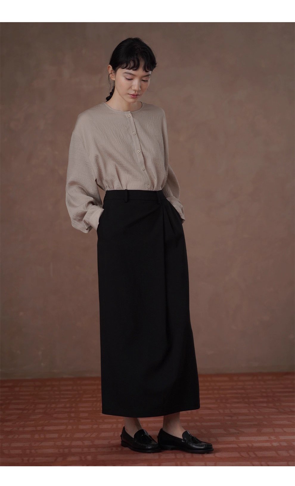 白櫻裊裊微亮光澤肌理感寬鬆顯瘦圓領通勤簡約長袖襯衫