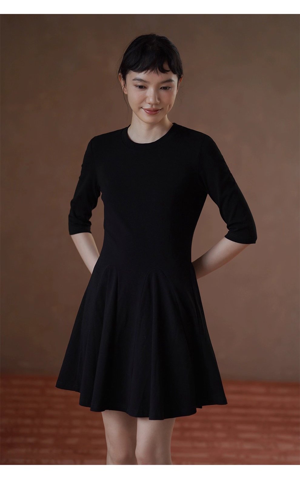 百穿不膩經典小黑裙彈性合身顯瘦收腰A字下擺短洋裝