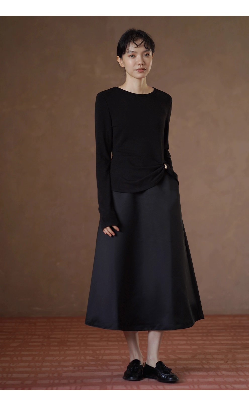 先鋒極簡感金屬扣蝴蝶結下擺圓領彈性基礎長袖內搭T恤女