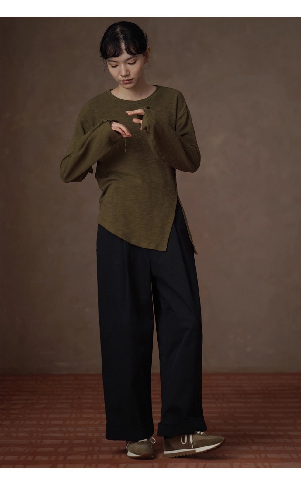 飄蕩蘆葦寬鬆上衣落肩顯瘦肌理圓領下擺開叉長袖內搭T恤