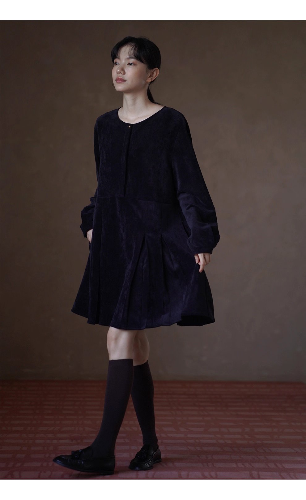 復古暖調絨面細密豎條燈芯絨寬鬆微A版型金扣顯瘦洋裝