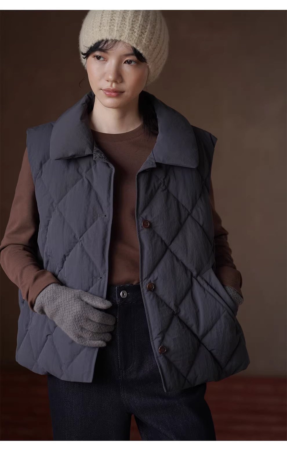 出色疊穿做舊復古菱格絎縫夾棉保暖翻領寬鬆休閒馬甲女,出色疊穿做舊復古菱格絎縫夾棉保暖翻領寬鬆休閒馬甲女,HBEW5099,出色疊穿做舊復古菱格絎縫夾棉保暖翻領寬鬆休閒馬甲女,翻領排扣,菱格車線