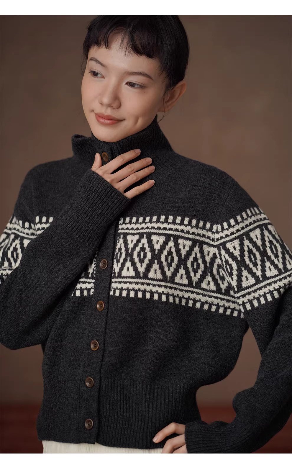 冬日經典撞色費爾島蓬鬆拉毛100羊毛立領寬鬆毛衣開襟衫女,冬日經典撞色費爾島蓬鬆拉毛100羊毛立領寬鬆毛衣開襟衫女,HBEW1161,冬日經典撞色費爾島蓬鬆拉毛100羊毛立領寬鬆毛衣開襟衫女,立領排扣,羊毛100%