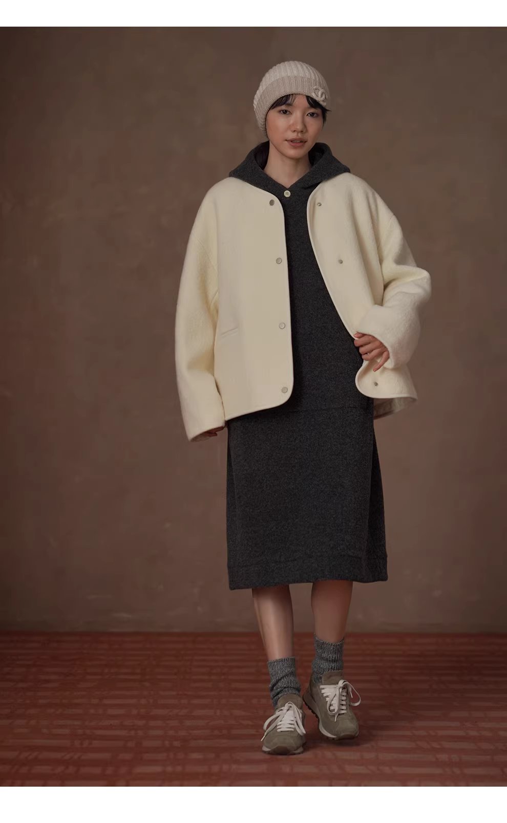 雪霜奶皮子100綿羊毛寬鬆V領保暖絎棉加厚羊羔毛外套女,雪霜奶皮子100綿羊毛寬鬆V領保暖絎棉加厚羊羔毛外套女,HBEW5113,雪霜奶皮子100綿羊毛寬鬆V領保暖絎棉加厚羊羔毛外套女,俐落剪裁,羊毛100%