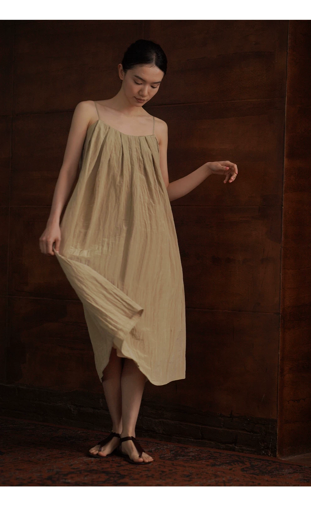 枯葉蝴蝶高訂壓皺工藝肌理感寬鬆A字顯瘦飄逸吊帶洋裝,枯葉蝴蝶高訂壓皺工藝肌理感寬鬆A字顯瘦飄逸吊帶洋裝,HBFS7046,枯葉蝴蝶高訂壓皺工藝肌理感寬鬆A字顯瘦飄逸吊帶洋裝,壓皺紋理,調節肩帶