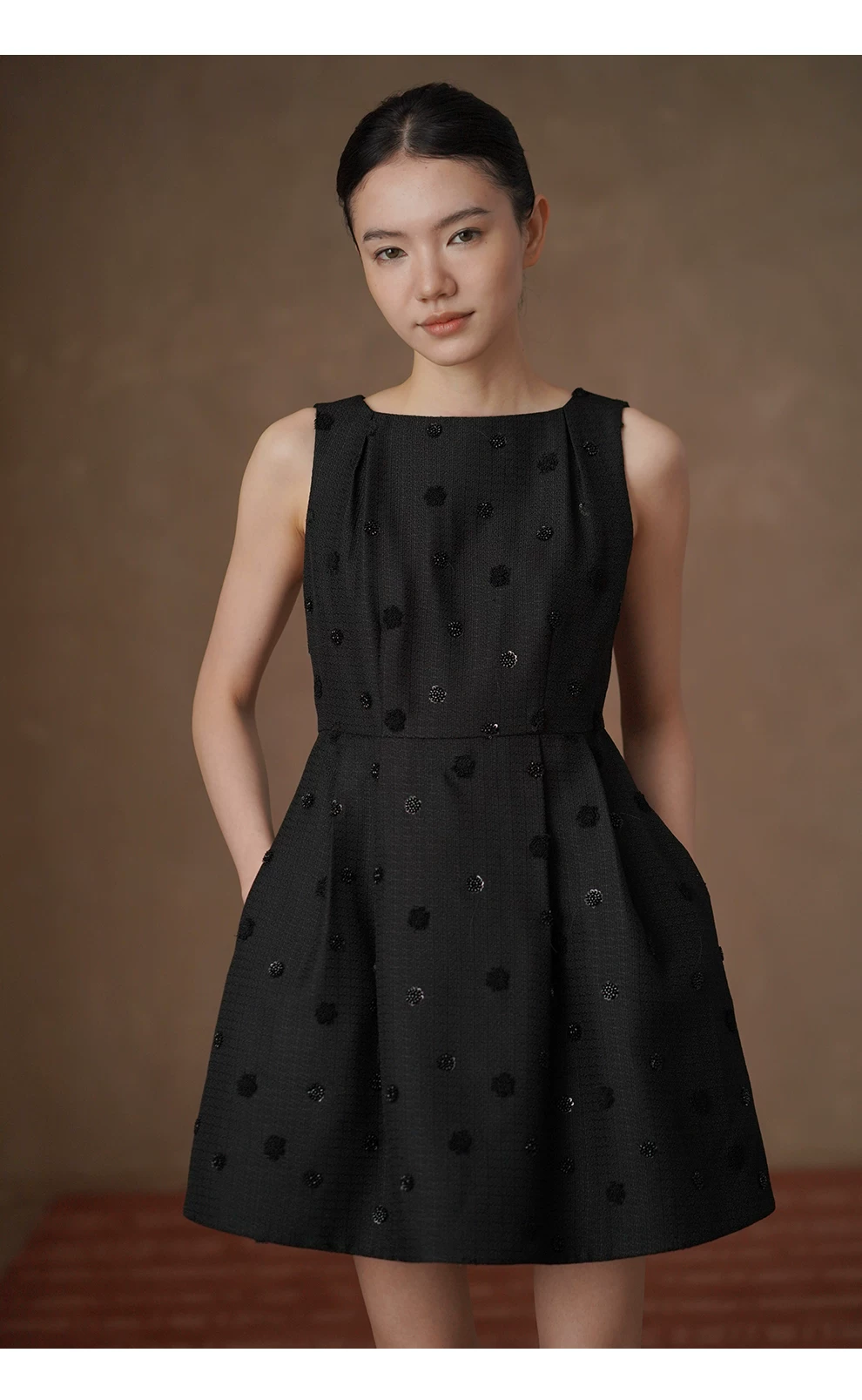 超重工立體繡花手工釘珠收腰一字領顯瘦短款無袖洋裝,超重工立體繡花手工釘珠收腰一字領顯瘦短款無袖洋裝,HBFS7049,超重工立體繡花手工釘珠收腰一字領顯瘦短款無袖洋裝,小香氣質,立體繡珠