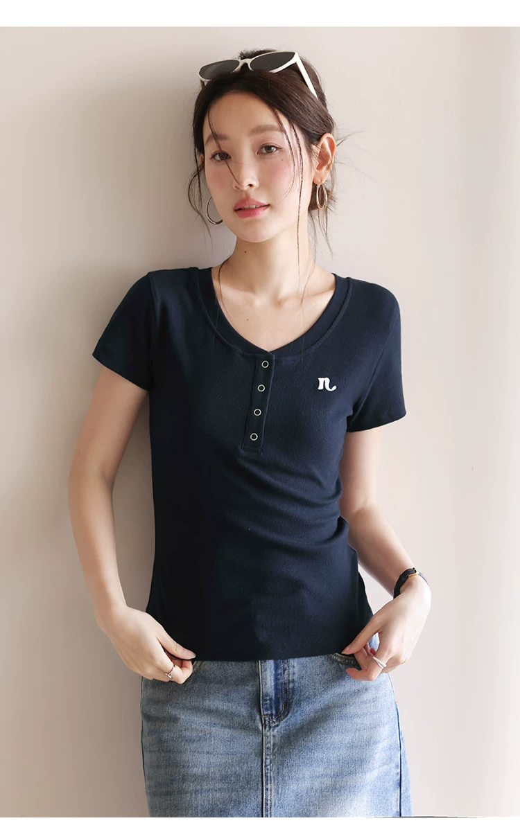 大尺碼亨利領短袖T恤女2026新款夏季穿搭胖mm顯瘦正肩上衣女,大尺碼亨利領短袖T恤女2026新款夏季穿搭胖mm顯瘦正肩上衣女,HBFS1180,大尺碼亨利領短袖T恤女2026新款夏季穿搭胖mm顯瘦正肩上衣女,半開排扣,字母刺繡