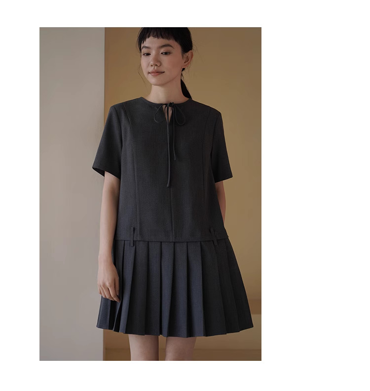 時髦優等生洋裝低腰拼接百褶裙擺寬鬆繫帶領顯瘦裙子,時髦優等生洋裝低腰拼接百褶裙擺寬鬆繫帶領顯瘦裙子,HBES7043,時髦優等生洋裝低腰拼接百褶裙擺寬鬆繫帶領顯瘦裙子,領口繫繩,百褶拼接