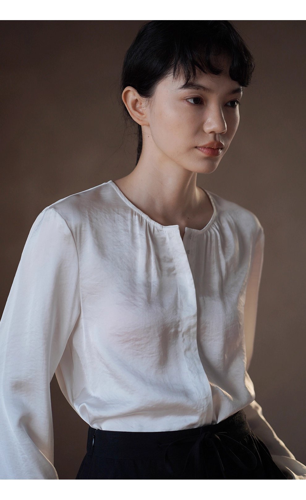 貴氣緞面質感光澤圓領褶皺寬鬆顯瘦通勤襯衫長袖上衣女