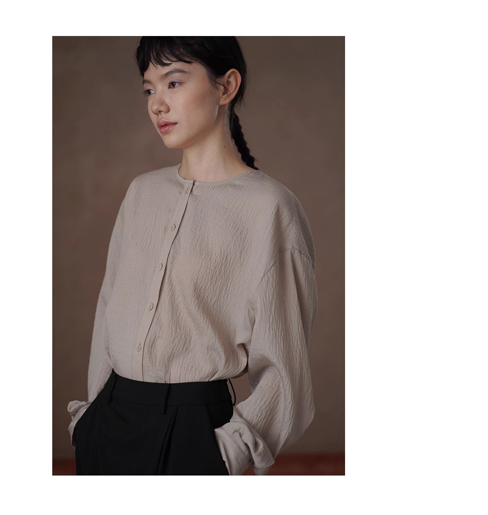 白櫻裊裊微亮光澤肌理感寬鬆顯瘦圓領通勤簡約長袖襯衫