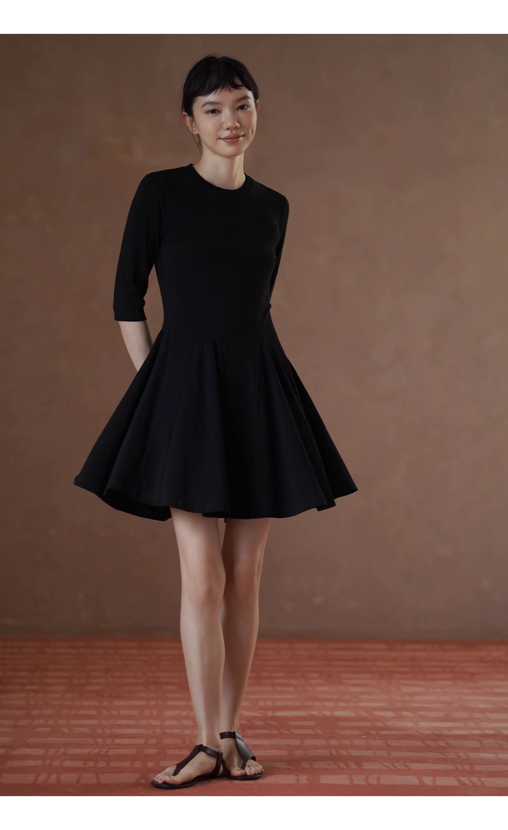百穿不膩經典小黑裙彈性合身顯瘦收腰A字下擺短洋裝