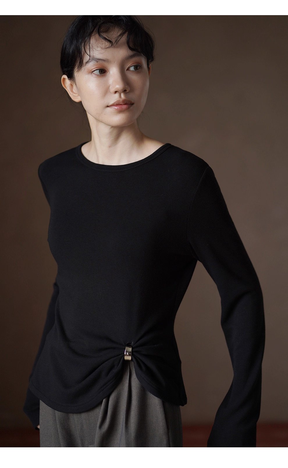 先鋒極簡感金屬扣蝴蝶結下擺圓領彈性基礎長袖內搭T恤女