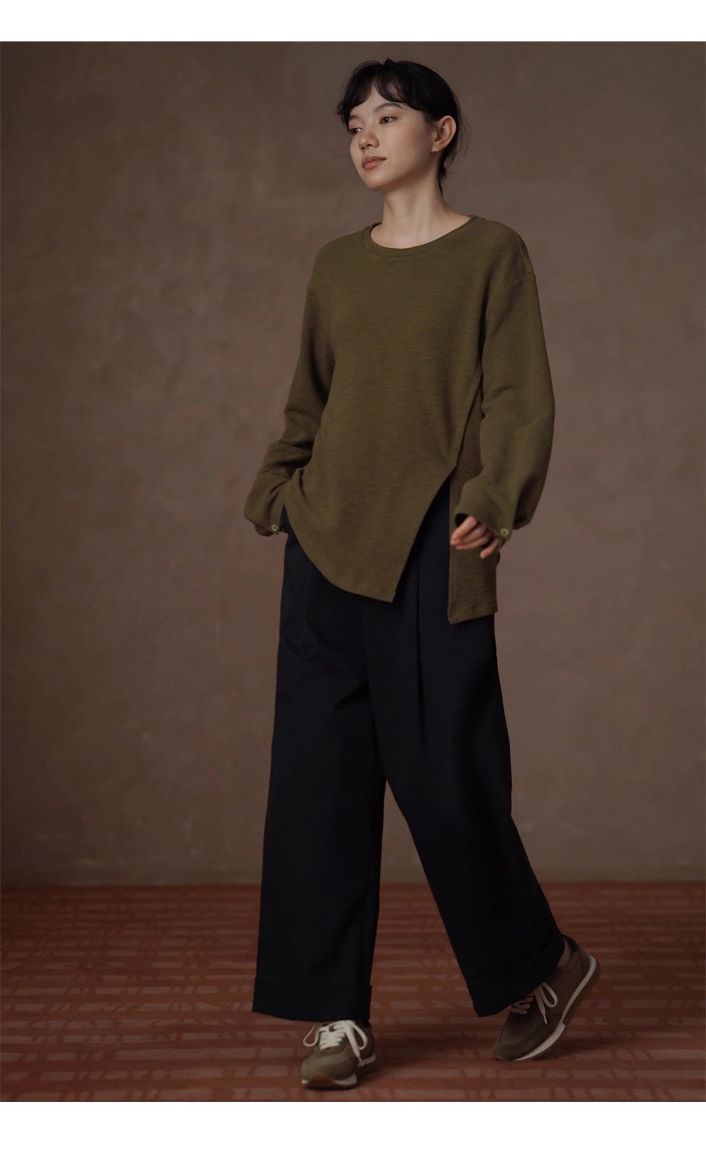 飄蕩蘆葦寬鬆上衣落肩顯瘦肌理圓領下擺開叉長袖內搭T恤