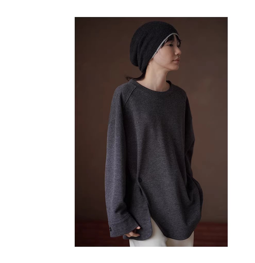 慵懶寬鬆毛感柔軟垂順薄呢圓領弧形下擺紐扣設計顯瘦T恤,慵懶寬鬆毛感柔軟垂順薄呢圓領弧形下擺紐扣設計顯瘦T恤,HBEW1141,慵懶寬鬆毛感柔軟垂順薄呢圓領弧形下擺紐扣設計顯瘦T恤,簡單有型,毛呢面料