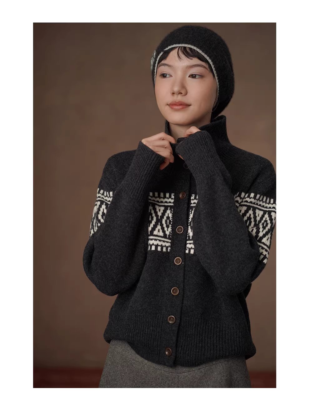 冬日經典撞色費爾島蓬鬆拉毛100羊毛立領寬鬆毛衣開襟衫女,冬日經典撞色費爾島蓬鬆拉毛100羊毛立領寬鬆毛衣開襟衫女,HBEW1161,冬日經典撞色費爾島蓬鬆拉毛100羊毛立領寬鬆毛衣開襟衫女,立領排扣,羊毛100%