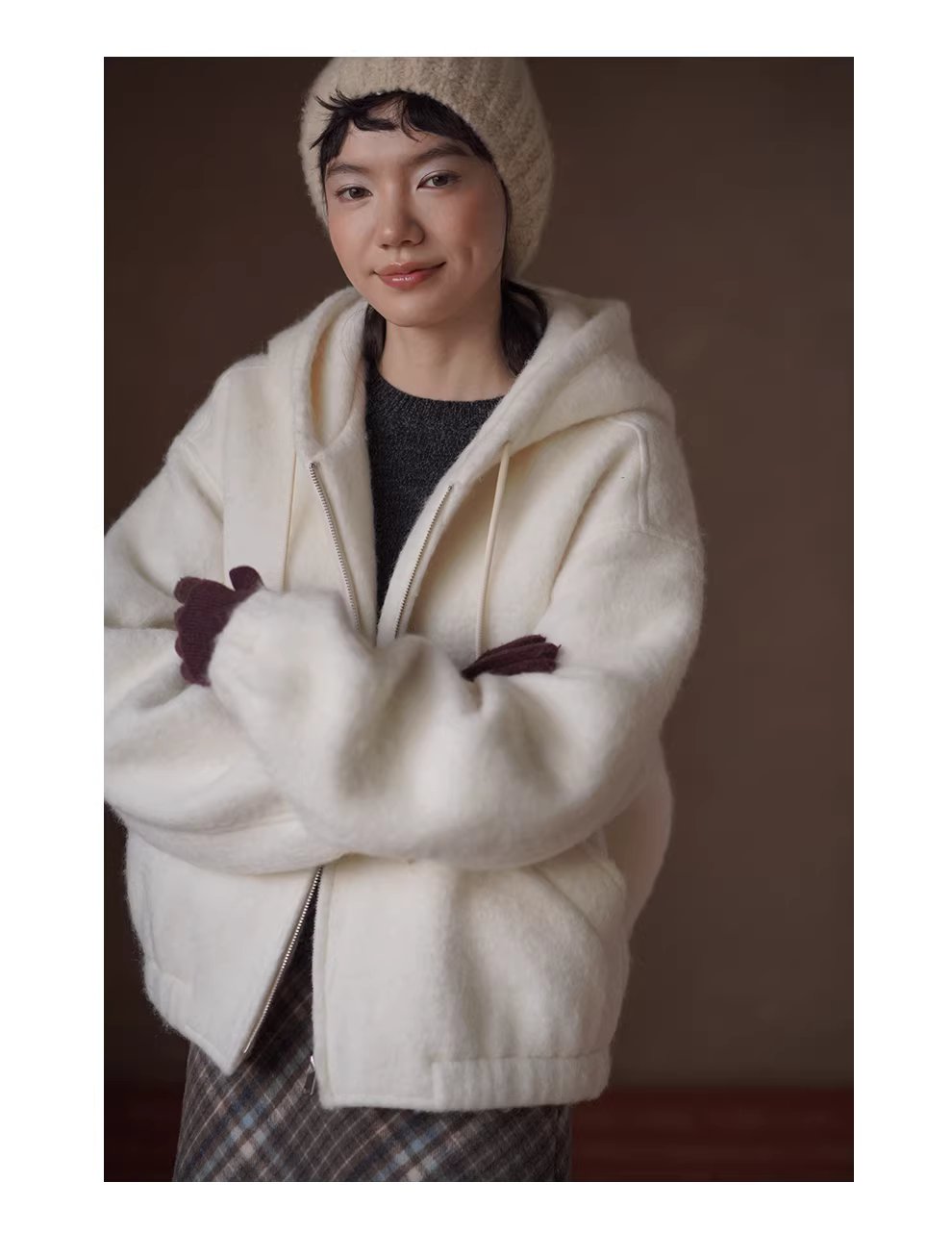 慵長雪夜長毛絨感羊毛混紡呢料連帽廓形氛圍夾棉短外套,慵長雪夜長毛絨感羊毛混紡呢料連帽廓形氛圍夾棉短外套,HBEW5117,慵長雪夜長毛絨感羊毛混紡呢料連帽廓形氛圍夾棉短外套,連帽外套,羊毛混紡