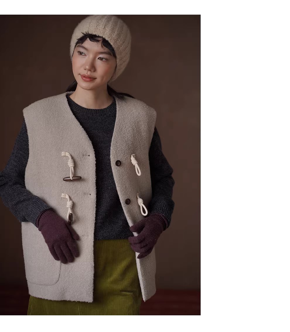 聖誕詩集高含量羊毛圈紗加厚絎棉牛角扣寬鬆V領馬甲女,聖誕詩集高含量羊毛圈紗加厚絎棉牛角扣寬鬆V領馬甲女,HBEW5118,聖誕詩集高含量羊毛圈紗加厚絎棉牛角扣寬鬆V領馬甲女,牛角排扣,羊毛混紡