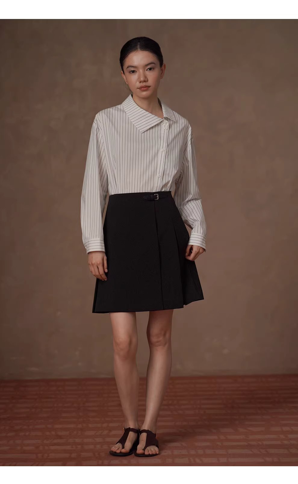 不對稱工字褶設計A字微傘版型皮袢高腰顯瘦學院半身裙女,不對稱工字褶設計A字微傘版型皮袢高腰顯瘦學院半身裙女,HBFS2003,不對稱工字褶設計A字微傘版型皮袢高腰顯瘦學院半身裙女,工字褶設計,皮扣造型