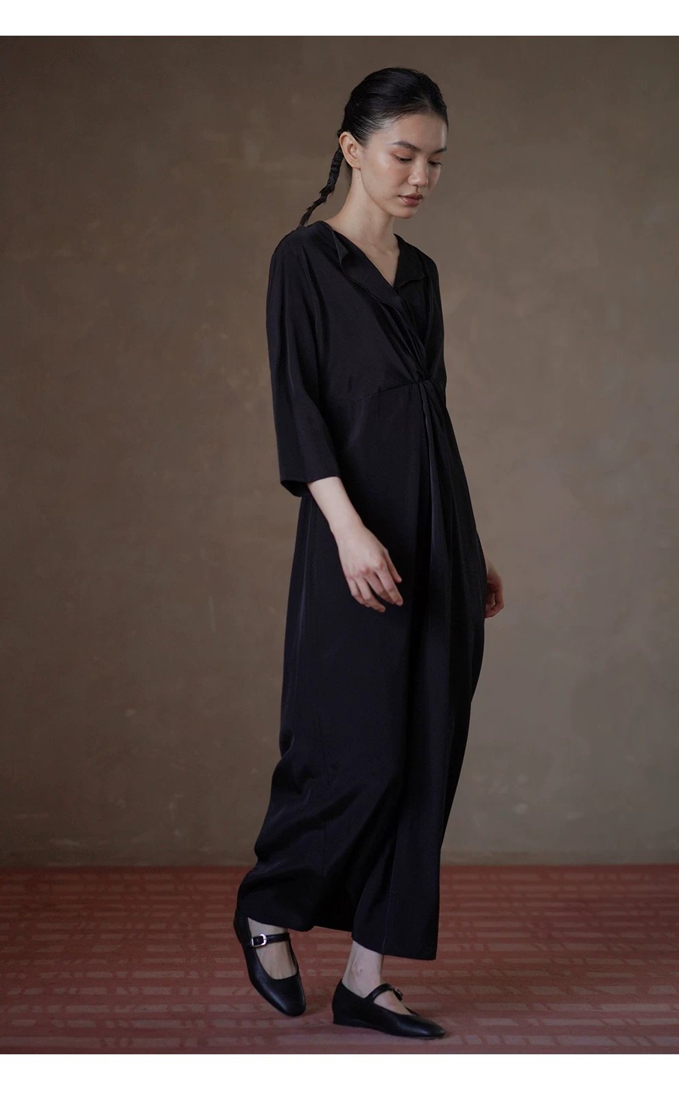 垂軟靈動藝術氛圍顯瘦遮肉扭結收腰V領長通勤洋裝,垂軟靈動藝術氛圍顯瘦遮肉扭結收腰V領長通勤洋裝,HBFS7011,垂軟靈動藝術氛圍顯瘦遮肉扭結收腰V領長通勤洋裝,面料啞光,簡約優雅