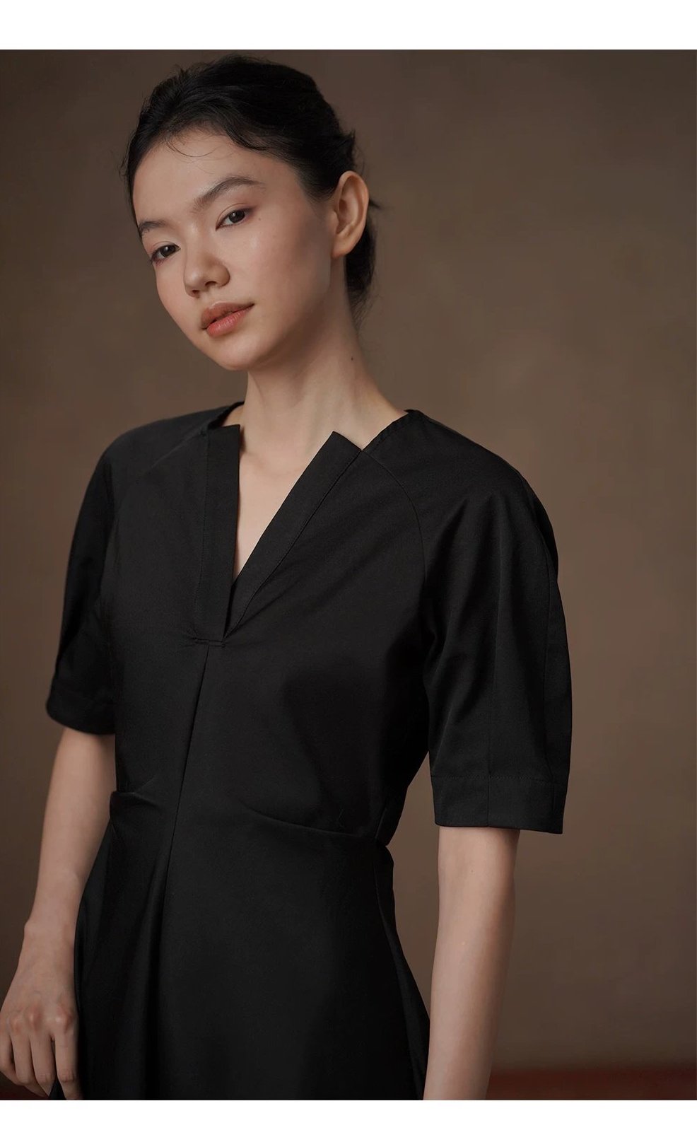 極簡廓形收腰剪裁寬鬆羊腿袖通勤短款顯瘦小個子洋裝,極簡廓形收腰剪裁寬鬆羊腿袖通勤短款顯瘦小個子洋裝,HBFS7012,極簡廓形收腰剪裁寬鬆羊腿袖通勤短款顯瘦小個子洋裝,微光質感,V領優雅